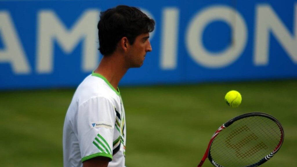Thomaz Bellucci: El tenista profesional brasileño exhibiendo su juego